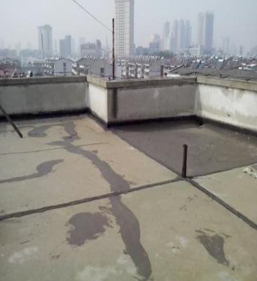 新邵漏水维修 楼顶漏水是什么原因，楼顶漏水维修方法是什么?